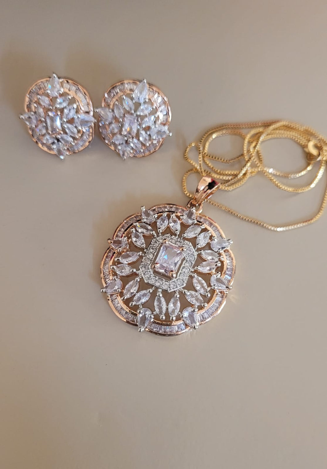 Noorha Diamond Pendant Necklace Set