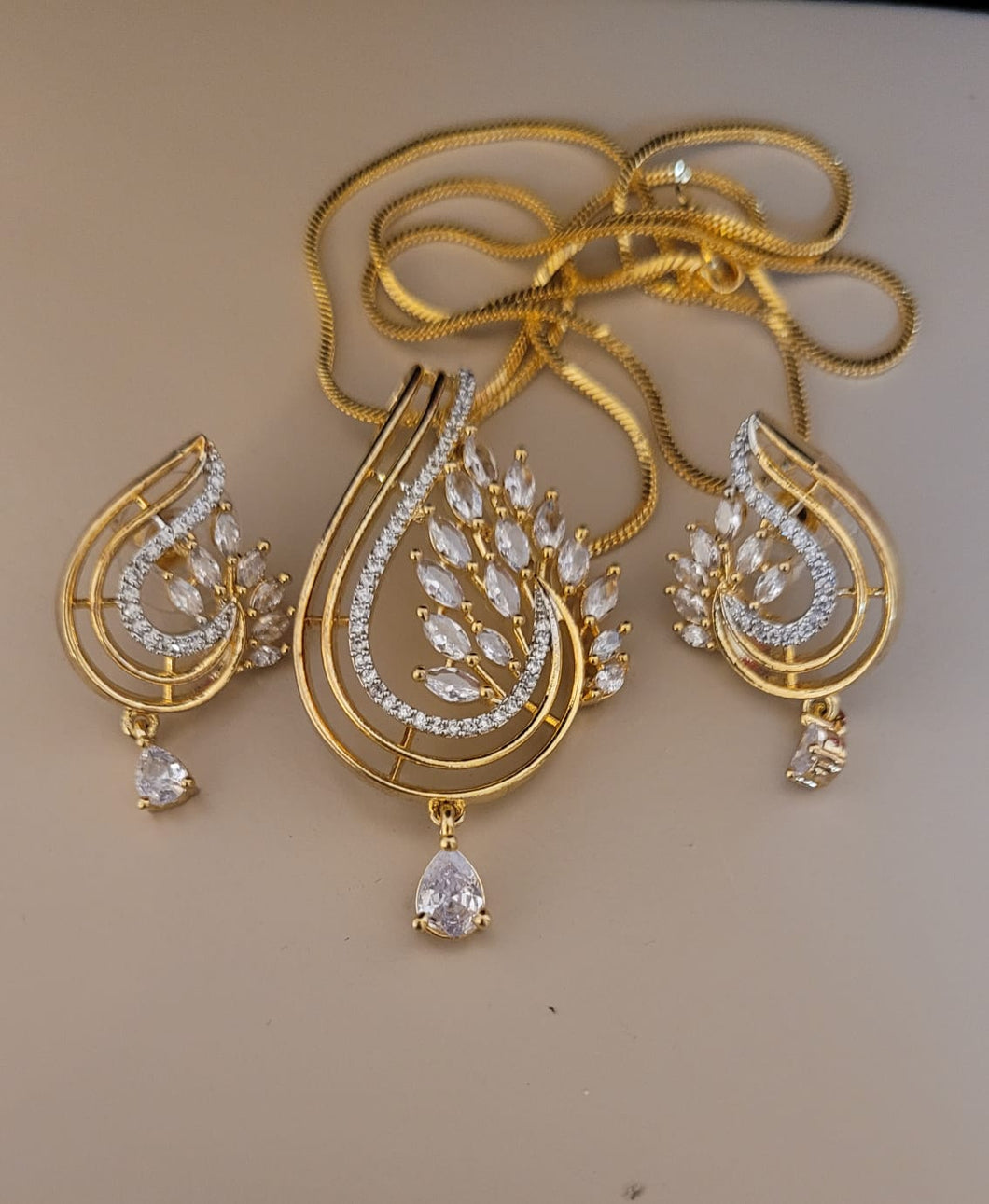 Nora Diamond Pendant Necklace Set with chain