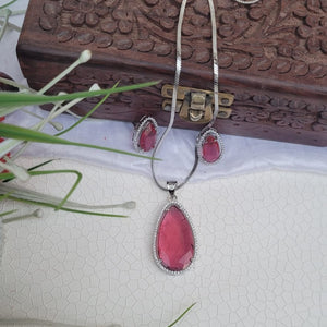 Red diamond pendant set