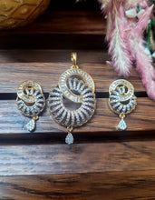 Load image into Gallery viewer, Mira Pendant Necklace Set