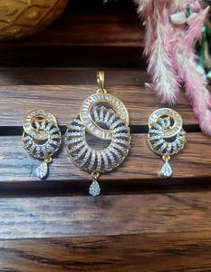 Mira Pendant Necklace Set