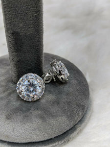 Round diamonds Studs Earrings
