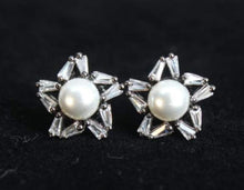Load image into Gallery viewer, Star pearls and diamonds Black plated Studs Earrings