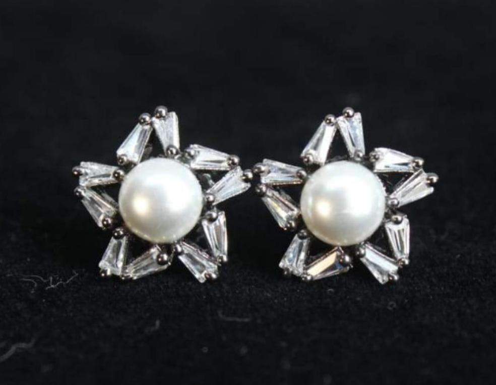 Star pearls and diamonds Black plated Studs Earrings