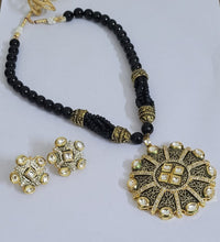 Load image into Gallery viewer, Black Meenakari kundan necklace set